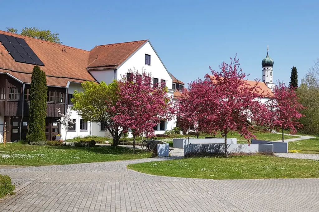 Seminarhaus und Kirche im Frühling