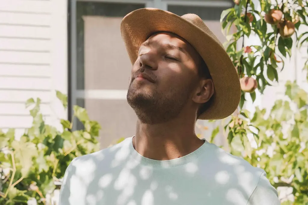 Mann-genießt-Natur-Steinerskirchen-quer