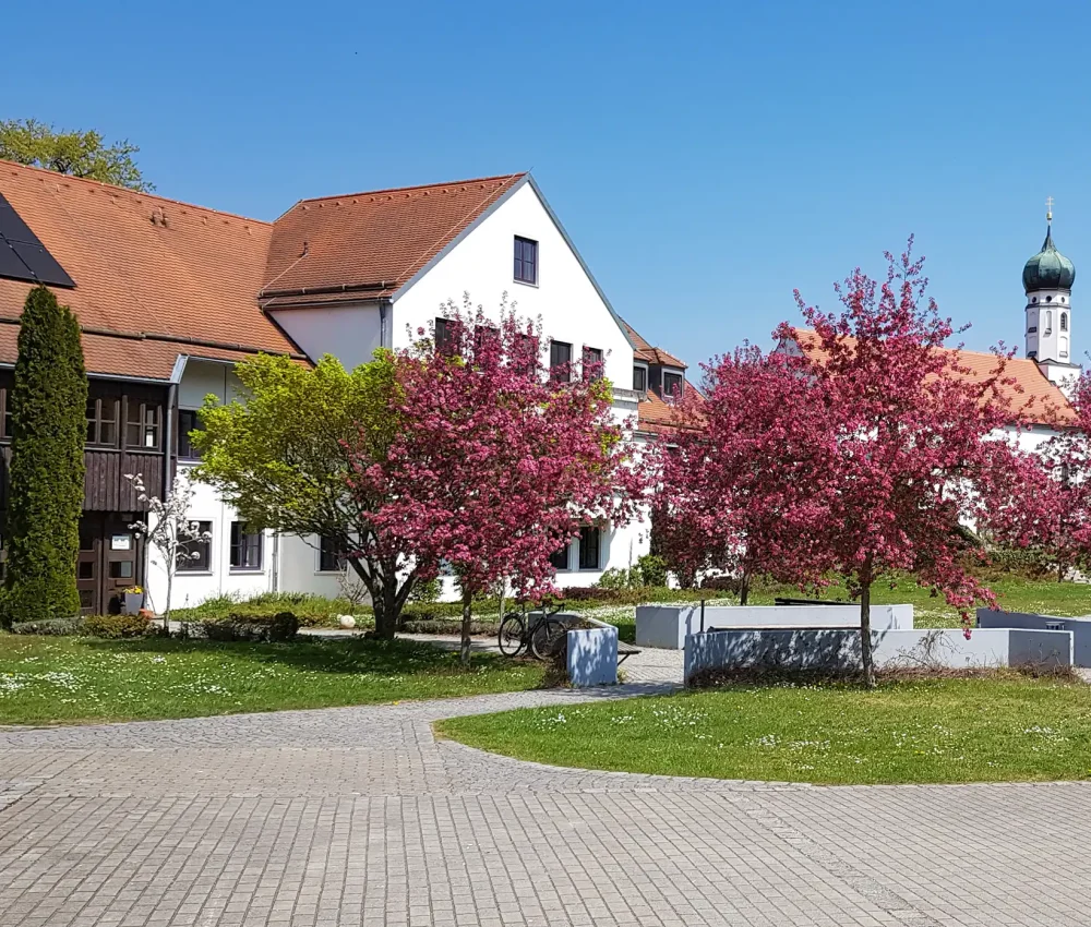 Kirche-Seminarhaus-Fruehling_Steinerskirchen51